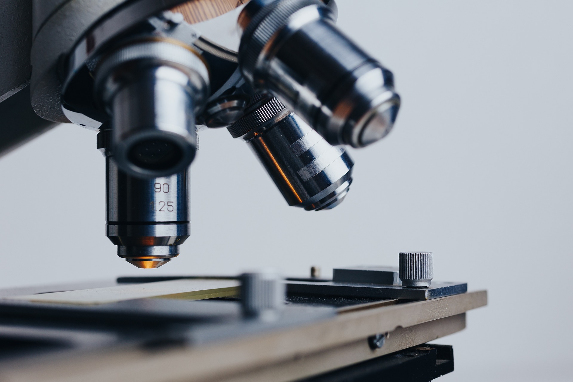 Mikroskop steht für Aktienanalyse von BB Biotech bei Börsenfieber